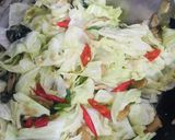 Foto langkah ke 2 dari resep Tumis kol bakso.