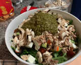 Foto del paso 2 de la receta: Ensalada con aguacate, caballa, aliñada con pesto y mucho más!