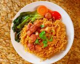 Hình bước làm 2 của món Mì trộn cá viên chiên rim nước mắm tỏi