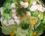 รูปขั้นตอนการทำที่ 3 ของ มิโซะซุปผักและฟักทองใส่อกไก่