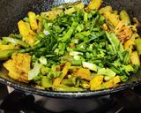 A picture of step 4 of Runner beans and potato fry with onion and onion greens.