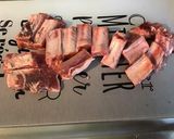Une image de l'étape 1 de Travers de porc marinés grillés et poivrons tricolores.