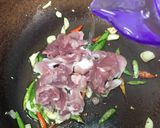 รูปขั้นตอนการทำที่ 3 ของ ข้าวกะเพราหมูชิ้น ไข่ดาว