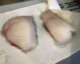 Une image de l'étape 2 de Pavés de lotte citron estragon câpres.