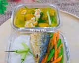 Hình bước làm 3 của món Hộp Cơm Vui Vẻ 3:(Cá nục chiên,đậu ve cà rốt xào,...)