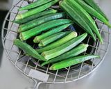 A picture of step 1 of Tandoori masala bhindi.