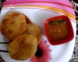 A picture of step 3 of Aloo kachori.