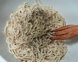 Foto del paso 8 de la receta Espaguetis con virgen extra ajos y cebolletas