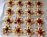 Foto del paso 2 de la receta: Flores de hojaldre saladas de jamón, queso y tomate cherry