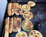Une image de l'étape 7 de Aubergines chinoises et courgette ronde marinées grillées.