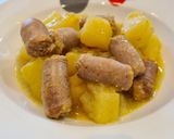 Foto del paso 4 de la receta Patatas guisadas con salchichas frescas al curry