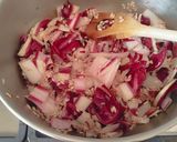 Foto del passaggio 2 della ricetta Risotto al radicchio di Treviso al profumo di Porto