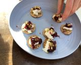 A picture of step 6 of Goat cheese & jam crackers.