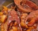 A picture of step 4 of Carp Braised with Galangal.