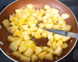Foto del paso 2 de la receta: Tosta de manzana caramelizada con queso azul