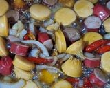 Foto langkah ke 4 dari resep Tumis Brokoli Wortel dan Sosis.