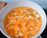 Foto langkah ke 4 dari resep Sop Udang Tahu Pedas.