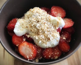 Foto del paso 1 de la receta: Fresas con granola y yogur