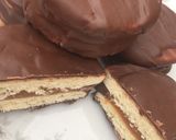 Foto del paso 5 de la receta: Alfajores bañados 🍫💕