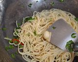 Foto langkah ke 6 dari resep Spaghetti Aglio Olio e peperoncino (versi otentik).