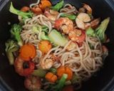 Hình bước làm 3 của món Ebiyaki Udon - Mì Udon xào tôm & bông cải