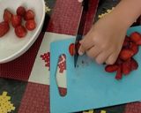Foto langkah ke 1 dari resep Korean Strawberry Milk.