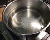 Une image de l'étape 1 de Tagliatelles au saumon, oignon rouge et vodka.