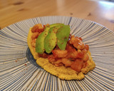 Foto del paso 5 de la receta: Patacones en Airfryer con gambas y aguacate