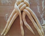 Foto del passaggio 4 della ricetta Treccia di pane al latticello a 6 capi, ricetta del riciclo 🌷