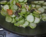 Foto langkah ke 5 dari resep Sayur Oyong Telur Udang.