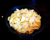 Foto del paso 3 de la receta: Patatas confitadas con huevos de corral fritos