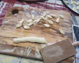Foto del passaggio 2 della ricetta Cavatelli con broccoli, alici, peperoncino e pane fritto