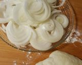Foto del passaggio 5 della ricetta Focaccione alle cipolle con prosciutto crudo e stracchino