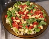Une image de l'étape 6 de Salade de tomates au comté et noix sur lit de feuille de chêne.