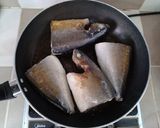 Hình bước làm 2 của món Cá cam kho cà chua (Biến tấu cách kho cá cùng gia vị Nhật)