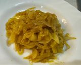 Foto del passaggio 5 della ricetta Tempeh fritto, con cipolle stufate al curry piccante