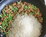 Pas rețetă Risotto galben cu cârnați proaspeți și mazăre 2 fotografie