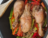 Foto del paso 4 de la receta: Muslos de pollo guisados con pimientos, zanahorias y romero