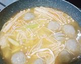 Foto langkah ke 4 dari resep Mie Jamur Enoki Kuah Tomyam (kaldu dari kulit udang).