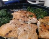 Foto del paso 2 de la receta: Salmón asado en cama de espinacas y verduras asadas