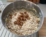 A picture of step 1 of Banana baked with honey & Oatmeal Cookies.