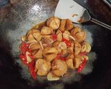 Foto langkah ke 6 dari resep Oseng Bakso Kecap Pedas.