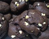 Foto del paso 3 de la receta: Cookies de chocolate amargo con chips blancos 🖤