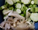Foto langkah ke 1 dari resep Sup Sayur Oyong Jamur Tiram.