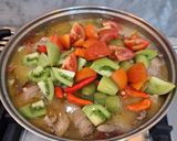 Foto langkah ke 6 dari resep Garang Asem Bumbu Iris Cemplang-Cemplung.
