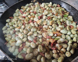 Foto del paso 3 de la receta: Habas con chorizo y huevo frito en 25 minutos