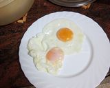Foto del paso 3 de la receta: Huevos fritos con papas fritas y salchichas