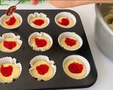 Foto langkah ke 4 dari resep Strawberry Cupcake.