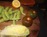 Foto del paso 1 de la receta Ensalada de Kumato, habas y lechuga con aceitunas
