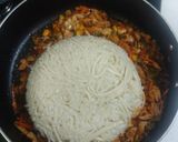A picture of step 3 of Chicken schezwan udon noodles.